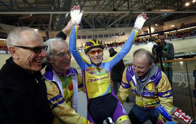 Robert Marchand, 102 ans, célèbre son record de l'heure sur la piste du vélodrome national à Saint-Quentin-en-Yvelines, le 31 janvier 2014  [Lionel Bonaventure / AFP]