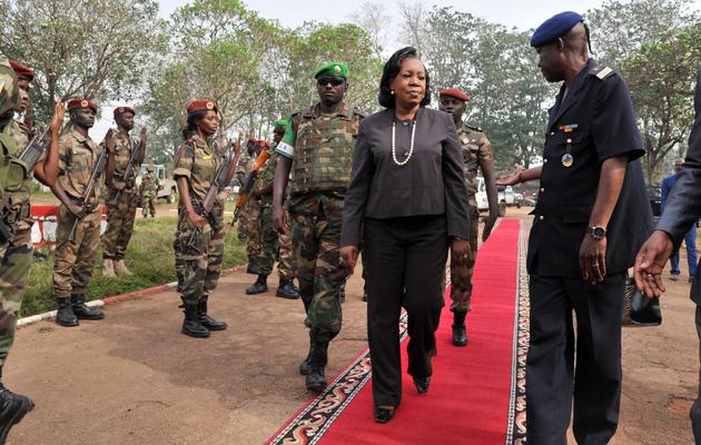 La présidente centrafricaine Catherine Samba Panza lors d'une cérémonie en présence des forces armées, le 5 février 2014 à Bangui [Issouf Sanogo / AFP]