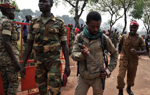 Un soldat centrafricain range son couteau après avoir participé au lynchage d'un homme soupçonné d'être un x-rebelle Séléka, le 5 février 2014 à Bangui [Issouf Sanogo / AFP]