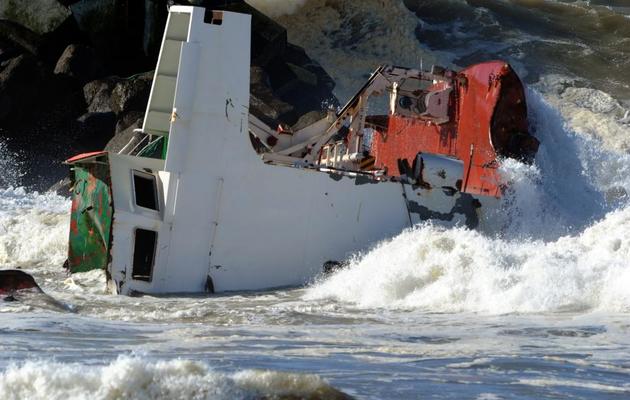 La section arrière du Luna, le cargo espagnol échoué à Anglet, le 7 février 2014 [Gaizka Iroz / AFP]