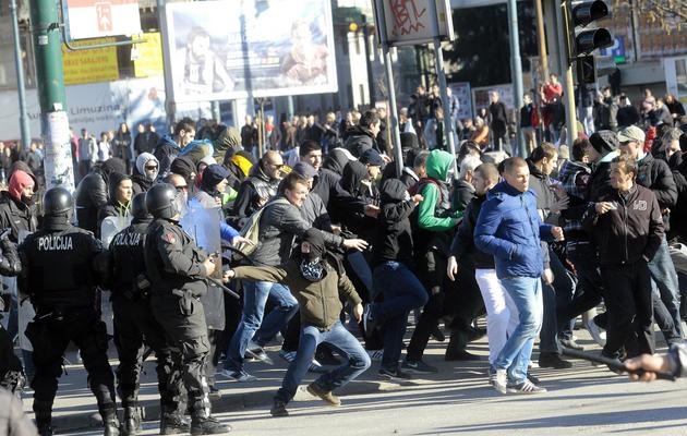 Des manifestants bosniaques tentent de détruire un bâtiment du gouvernement local à Sarajevo le 7 février 2014 [ / AFP]
