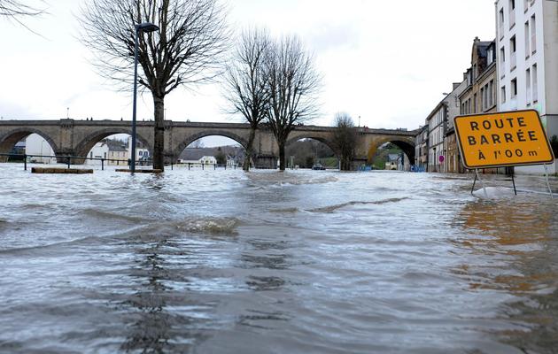 Rue inondée à Chateaulin, dans le Finistère, le 7 février 2014 [Fred Tanneau / AFP/Archives]