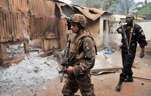 Un soldat français et un gendarme centrafricain dans les rues de Bangui, le 9 février 2014 [Issouf Sanogo / AFP]