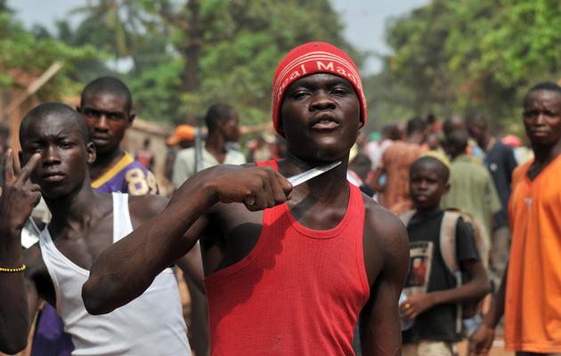 Un homme armée d'un couteau menace de trancher la gorge des musukmans à Bangui, le 9 février 2014 [Issouf Sanogo / AFP]