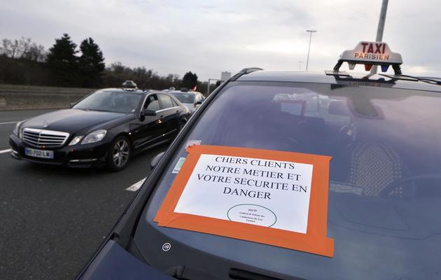 Manifestation de taxis le 10 février 2014 près de l'aéroport de Roissy Charles de Gaulle [Thomas Samson / AFP]