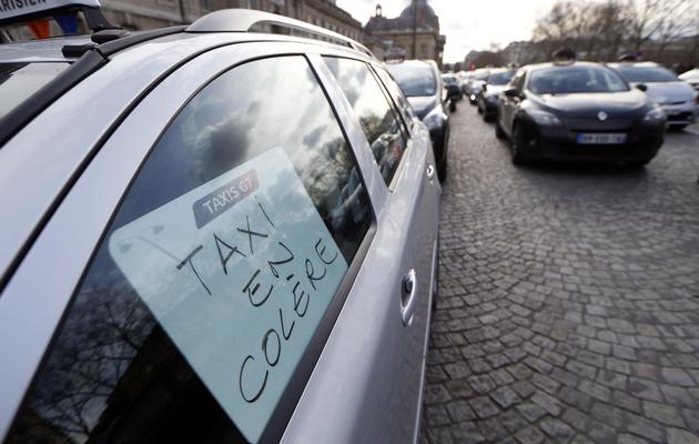 Des taxis en colère bloquent la circulation à Paris le 10 février 2014  [Thomas Samson / AFP]