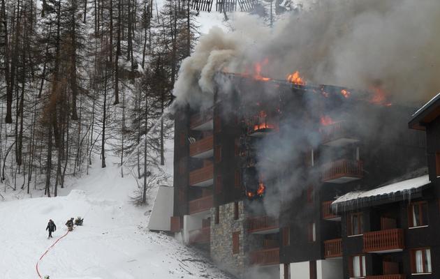 Des pompiers luttent contre un incendie dans la station de ski de Val d'Isère, en Savoie, le 10 février 2014 [Benoit Launay / AFP]