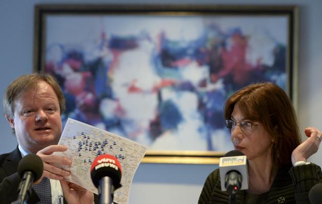 Les professeurs Stefaan Van Gool (g) et Nadine Francotte lors d'une conférence de presse des pédiatres sur l'extension de la loi sur l'euthanasie aux enfants, le 13 février 2014 à Bruxelles [Dirk Waem / Belga/AFP]