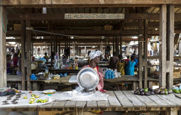 Une femme s'installe sur un marché au centre de Bangui, le 13 février 2014 [Fred Dufour / AFP]