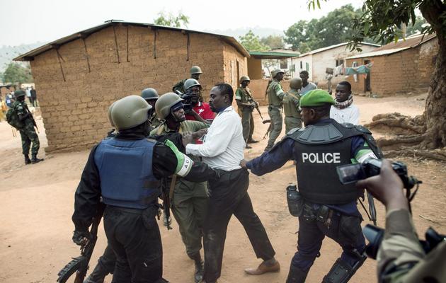 Des soldats de la force africaine de la Misca tentent de calmer un homme lors d'une opération dans le quartier de Boy Rabe, le 15 février 2014 [Fred Dufour / AFP]