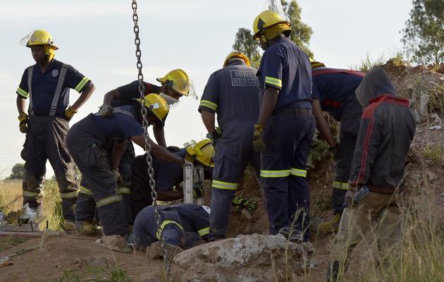 11 premiers mineurs coincés dans la mine d'or illégale de Benoni sont secourus le 16 février 2014 [Alexander Joe / AFP]