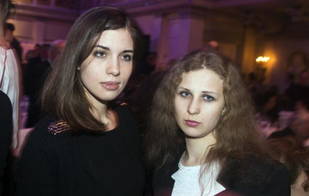 Maria Alekhina (d) et Nadejda Tolokonnikova, membres du groupe Pussy Riot, à l'aéroport de Moscou le 27 décembre 2013 [Johannes Eisele / AFP/Archives]