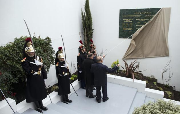 François Hollande inaugure une des deux plaques en mémoire des Musulmans qui sont morts pour la France durant les deux guerres mondiales, à la Grande mosquée de Paris, le 18 février 2014 [Ian Langsdon / POOL/AFP]