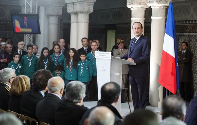 François Hollande lors d'un discours à la Grande mosquée de Paris le 18 février 201, où il a rendu hommage aux anciens combattants musulmans morts pour la France durant les deux guerres mondiales. En arrière plan, un groupe de jeunes scouts musulmans.<br />
 [Ian Langsdon / POOL/AFP]