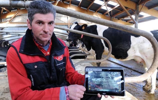L'éleveur Jean-Pierre Dufeu et sa tablette pour surveiller l'étable, à Val d'Izé le 18 février 2014 [Jean-François Monier / AFP]