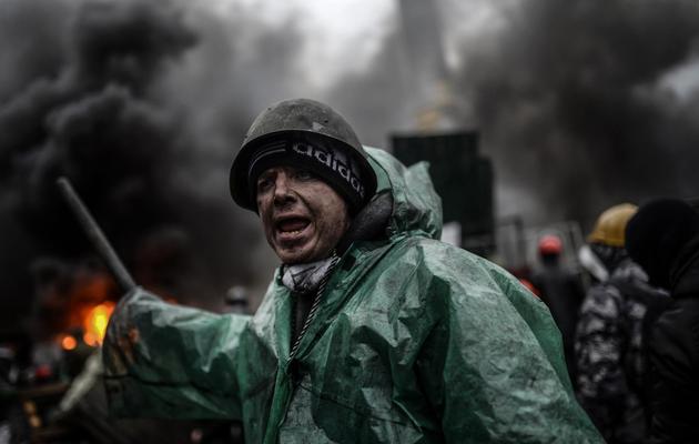 Un manifestant lors des affrontements avec la police sur la place Maïdan à Kiev le 20 février 2014 [Bulent Kilic / AFP]