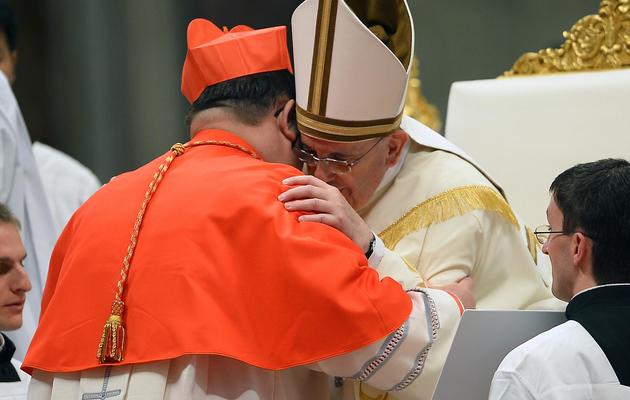 Le pape François (d) et le cardinal canadien Gerald Cyprien Lacroix (g) à la basilique Saint-Pierre au Vatican le 22 février 2014 [Vincenzo Pinto / AFP]
