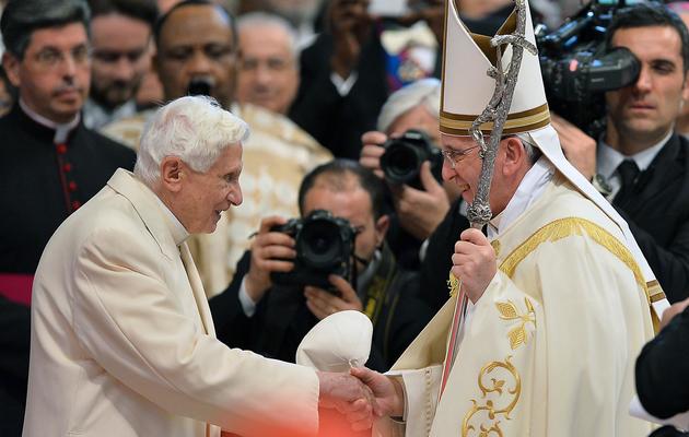 Le pape François (d) salue le pape émérite Benoît XVI (g) à la basilique Saint-Pierre au Vatican le 22 février 2014 [Vincenzo Pinto / AFP]