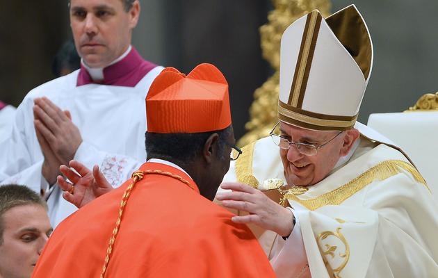 Le pape François et le cardinal Kelvin Edward Felix à la basilique Saint-Pierre au Vatican le 22 février 2014 [Vincenzo Pinto / AFP]