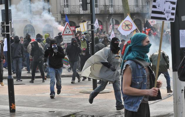 Des manifestants affrontent la police à Nantes le 22 février 2014 [Frank Perry / AFP]