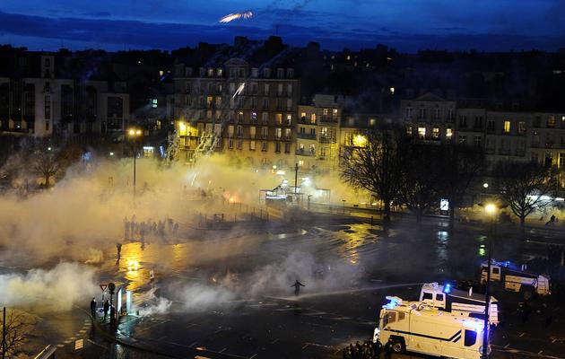La police lance des gaz lacrymogènes contre les manifestants à Nantes le 22 février 2014 [Jean-Sébastien Evrard / AFP]