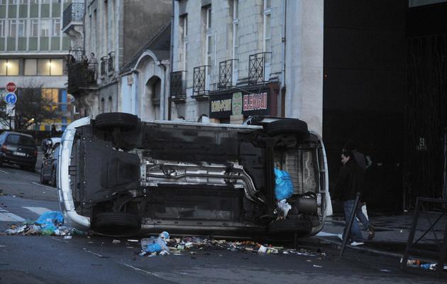Un véhicule renversé dans une rue de Nantes après une manifestation contre l'aéroport de Notre-Dame-des-Landes, le 22 février 2014 [Frank Perry / AFP]