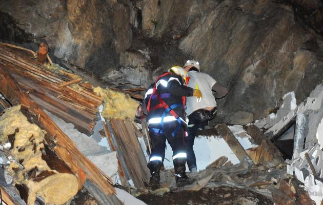 Des pompiers et secouristes sur les lieux d'un éboulement de rochers sur un chalet provoquant la mort de deux enfants, le 23 février 2014 à Isola-Village, dans les Alpes-Maritimes [Xavier Demarte / SDIS 06/AFP]