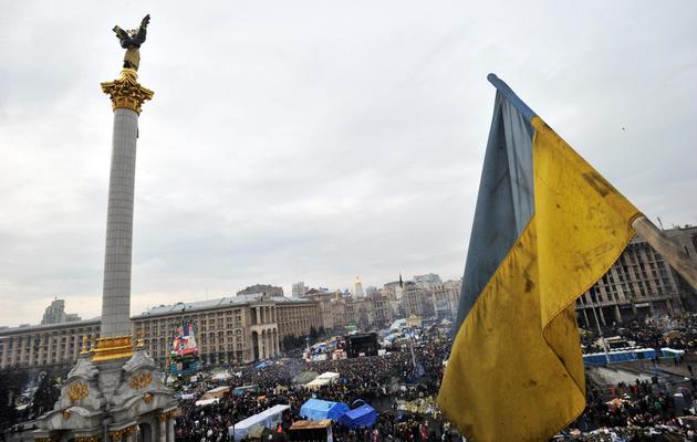 Un drapeau ukrainien flotte sur la place de l'Indépendance, à Kiev, le 23 février 2014 [Genya Savilov / AFP]