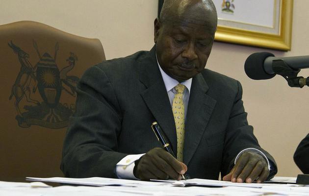 Le président de l'Ouganda Yoweri Museveni signe la loi antihomosexualité, le 24 février 2014 à Entebbe [Isaac Kasamani / AFP]