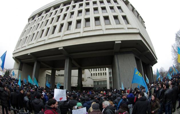 Des manifestants pro-ukrainiens devant le Parlement de Crimée à Semfiropol, le 26 février 2014 [Vasiliy Batanov / AFP]