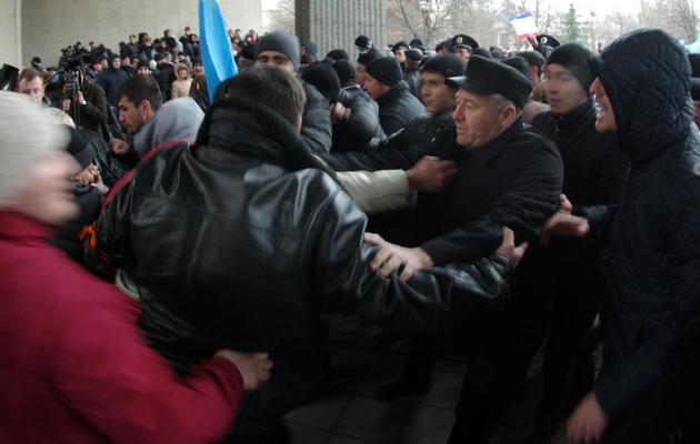 Heurts entre manifestants pro-européens et manifestants pro-russes devant le Parlement de Crimée, le 26 février 2014 à Semfiropol  [Vasiliy Batanov / AFP]