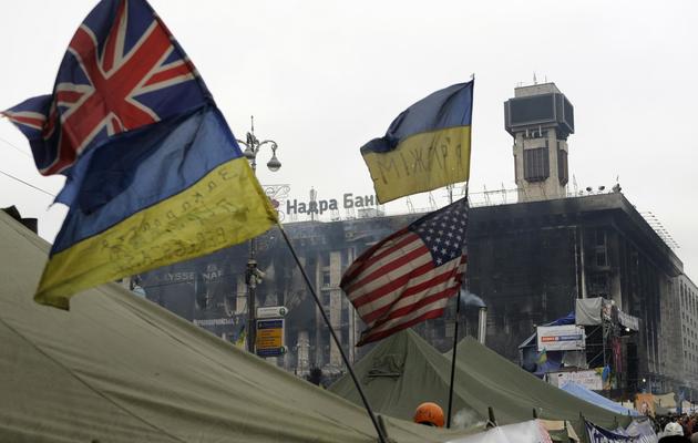 Des drapeaux ukrainiens, américains et britanniques flottent sur la place de l'Indépendance, à Kiev, le 27 févrirer 2014 [Yuri Dyachyshyn / AFP]