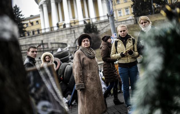 Des femmes en deuil de manifestants tués lors des affrontements avec la police la semaine dernière, à Kiev le 28 février 2014 [Bulent Kilic / AFP]