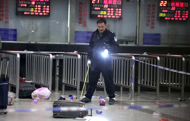 Un policier chinois dans la gare de Kunming le 1er mars 2014 [ / AFP]