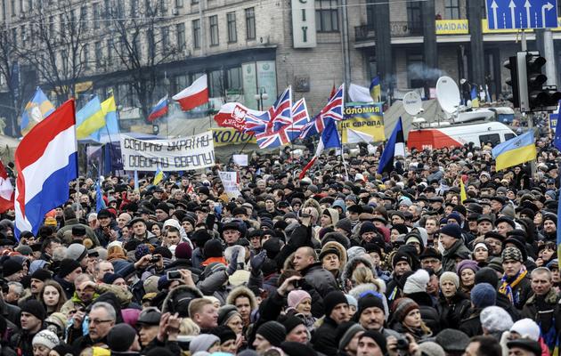 Le drapeaux nationaux de différents pays occidentaux brandis par des milliers de manifestants le 2 mars 2014 place de l'Indépendance à Kiev [Bulent Kilic / AFP]