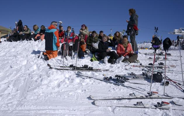 Des skieurs font une pause au bord d'une piste à Val d'Isère, le 2 mars 2014 [Philippe Desmazes / AFP/Archives]