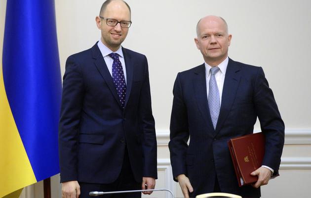 Le Premier ministre ukrainien Arseni Iatseniouk et le ministre britannique des Affaires étrangères William Hague le 3 mars 204 à Kiev [Andrew Kravchenko / Service de presse du Premier ministre/AFP]