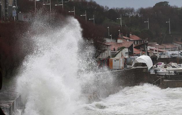 Le rivage balayé par de hautes vagues le 3 mars à Biarritz [Daniel Velez / AFP]