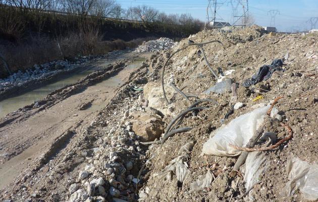Le site de Villeparisis le 6 mars 2014 où a été démantelé un réseau d'enfouissement illégal de déchets [Jessica Lopez Escure / AFP]