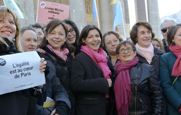 La candidate PS au poste de maire de Paris Anne Hidalgo pose avec d'autres candidates PS aux élections municipales dans la capitale, le 8 mars 2014  [Miguel Medina / AFP/Archives]