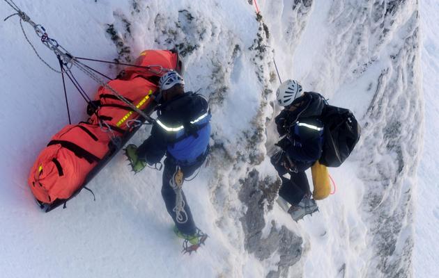 Des gendarmes du PGHM lors d'une opération de sauvetage de skieurs blessés près d'Oloron-Sainte-Marie (Pyrénées-Atlantiques), le 6 mars 2014 [Gaizka Iroz / AFP]