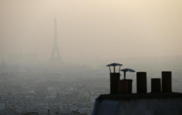 La Tour Eiffel masquée par un nuage de pollution, à Paris le 11 mars 2014 [Patrick Kovarik / AFP]