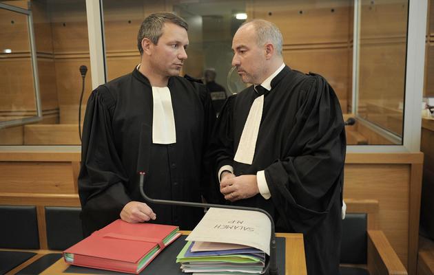 Les avocats Olivier Rosato (g) et Emmanuel Molina (d) avant l'ouverture du procès du tueur en série Patrick Salameh, le 17 mars 2014 à Aix-en-Provence [Boris Horvat / AFP/Archives]