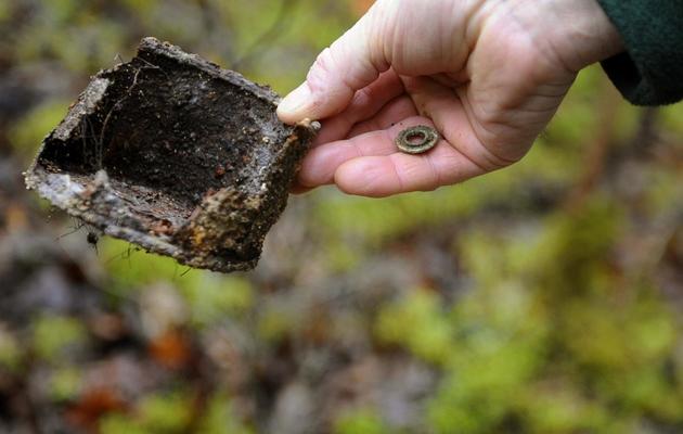 Les restes d'un objet datant de la première guerre mondiale retrouvé dans la forêt de Verdun, le 24 mars 2014  [Jean-Christophe Verhaegen / AFP]