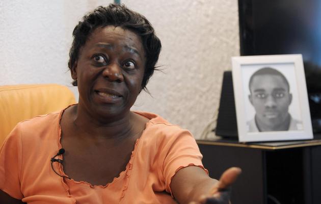 Aurelie Noubissi, la mère de Kevin devant la photo de son fils le 28 septembre 2012 à son domicile dans la banlieue de Grenoble [Jena-Pierre Clatot / AFP/Archives]
