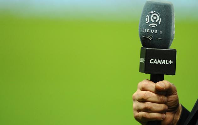 Un micro de Canal+ lors d'un reportage par la chaîne du match de Ligue 1 Nantes-Lille, le 24 mars 2014 au stade de la Beaujoire [ / AFP/Archives]