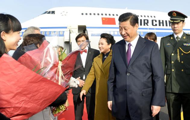Le président chinois Xi Jinping et son épouse Peng Liyuan, au second plan, reçus à leur arrivée sur le tarmac de l'aéroport Abelag à Zaventem en Belgique, le 30 mars 2014  [Eric Lalmand / Belga/AFP]