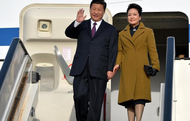 Le président chinois Xi Jinping et son épouse Peng Liyuan à leur sortie d'avion sur l'aéroport d'Abelag, à Zaventem, en Belgique, le 30 mars 2014 [Eric Lalmand / Belga/AFP]