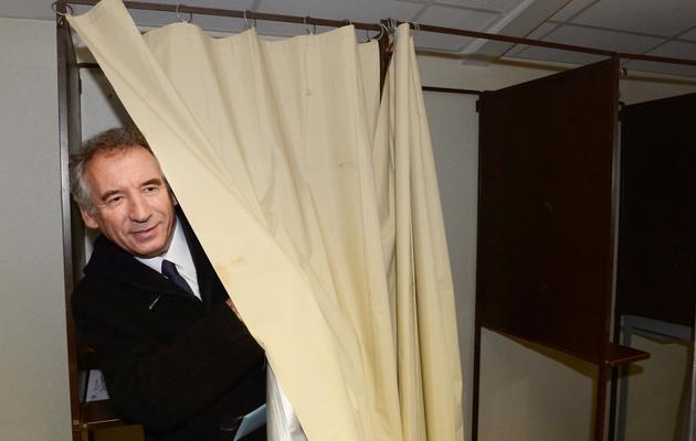 Le candidat MoDem à la mairie de Pau François Bayrou dans un bureau de vote palois le 30 mars 2014 [Mehdi Fedouach / AFP]