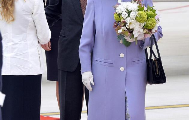 La reine Elizabeth II et son époux le prince Philip à la sortie de l'avion, à Rome le 3 avril 2014 [Andreas Solaro / AFP]